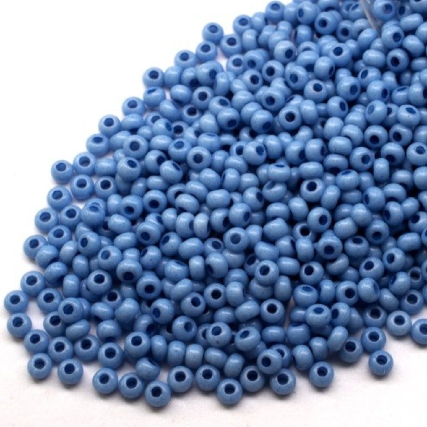 10/0 03632 Perles de rocaille Preciosa. Craie bleue - Teinte Solgel.