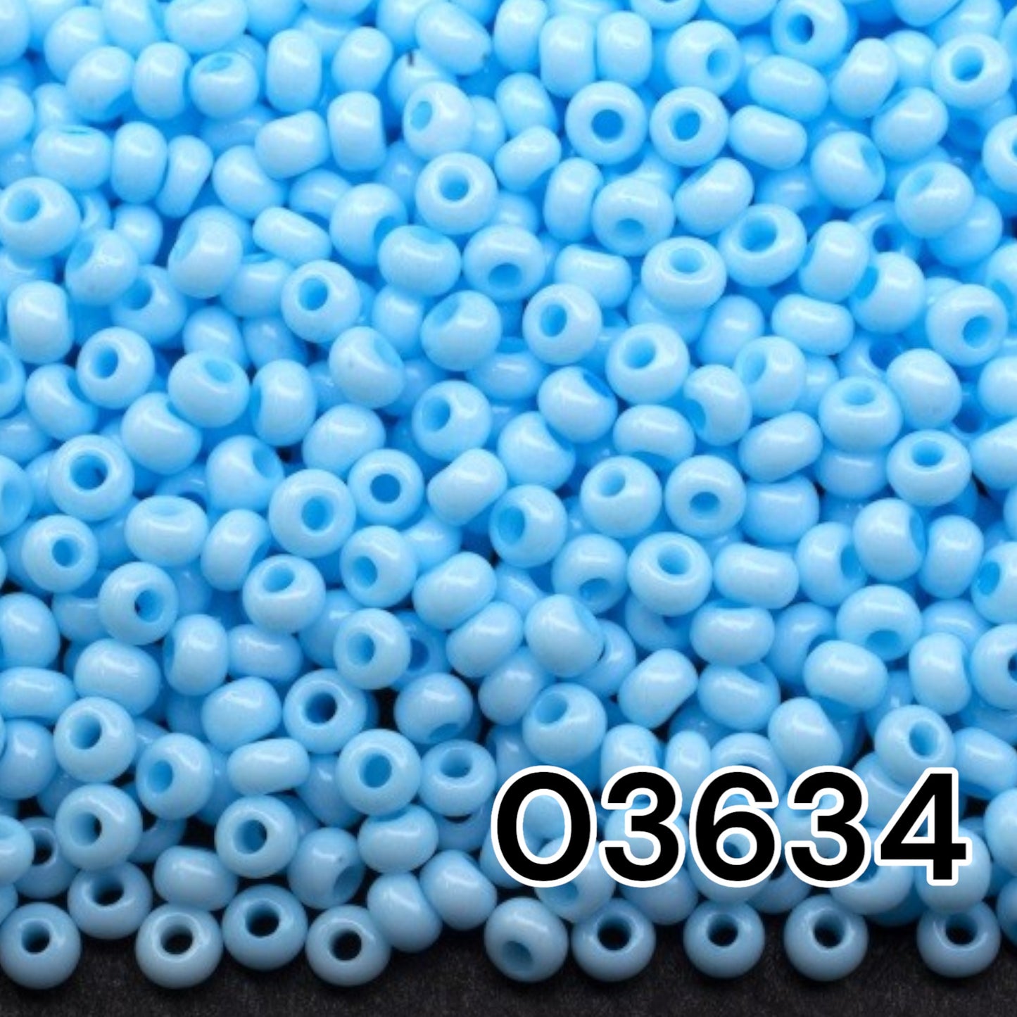 03634 Tschechische Rocailles PRECIOSA rund 10/0 hellblau. Kreide – Solgel-gefärbt.