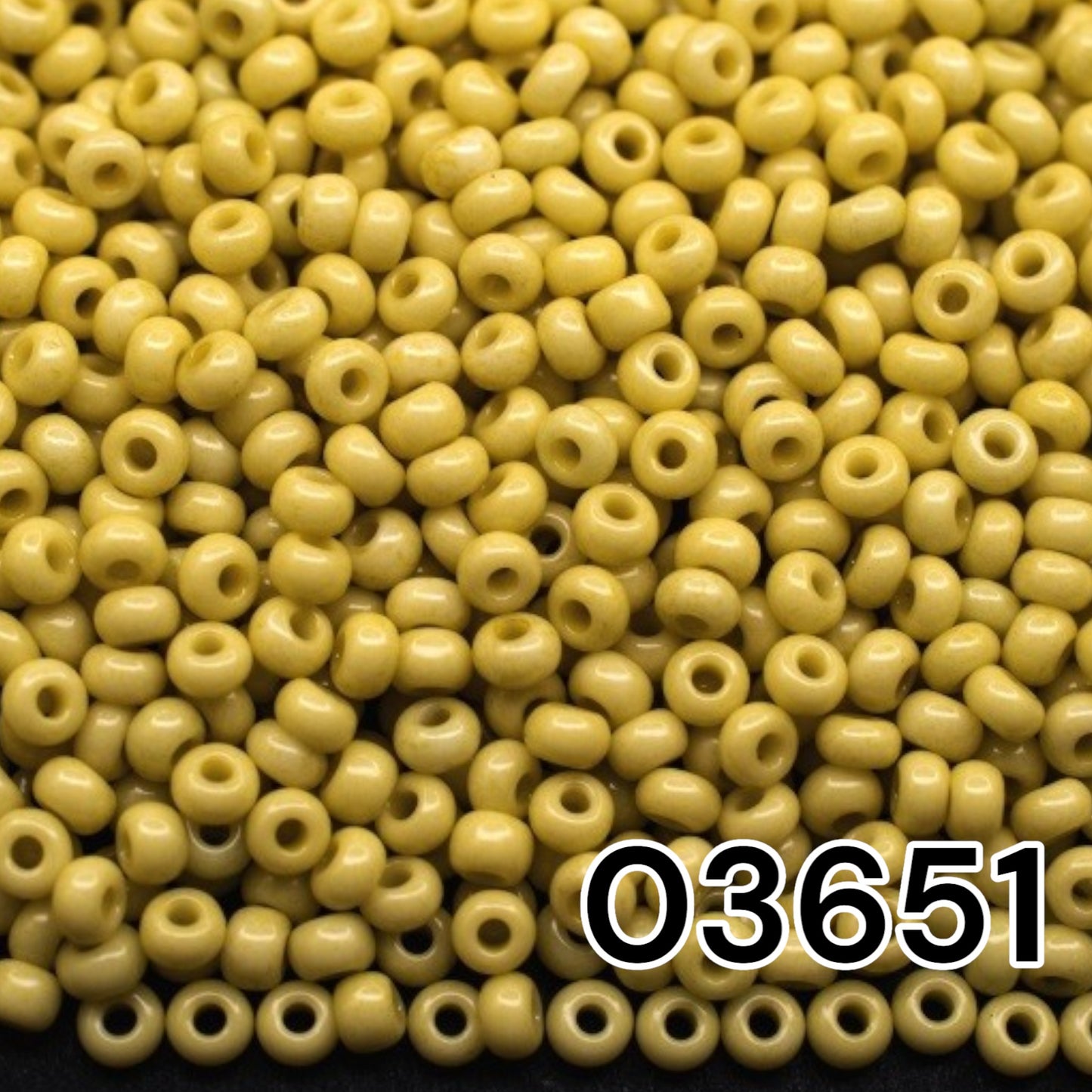 03651 Rocailles tchèques PRECIOSA rondes 10/0 jaune clair. Craie - Teinte Solgel.