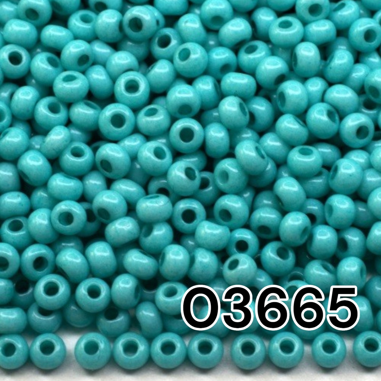 03665 Rocailles tchèques PRECIOSA rondes 10/0 turquoise. Craie - Teinte Solgel.