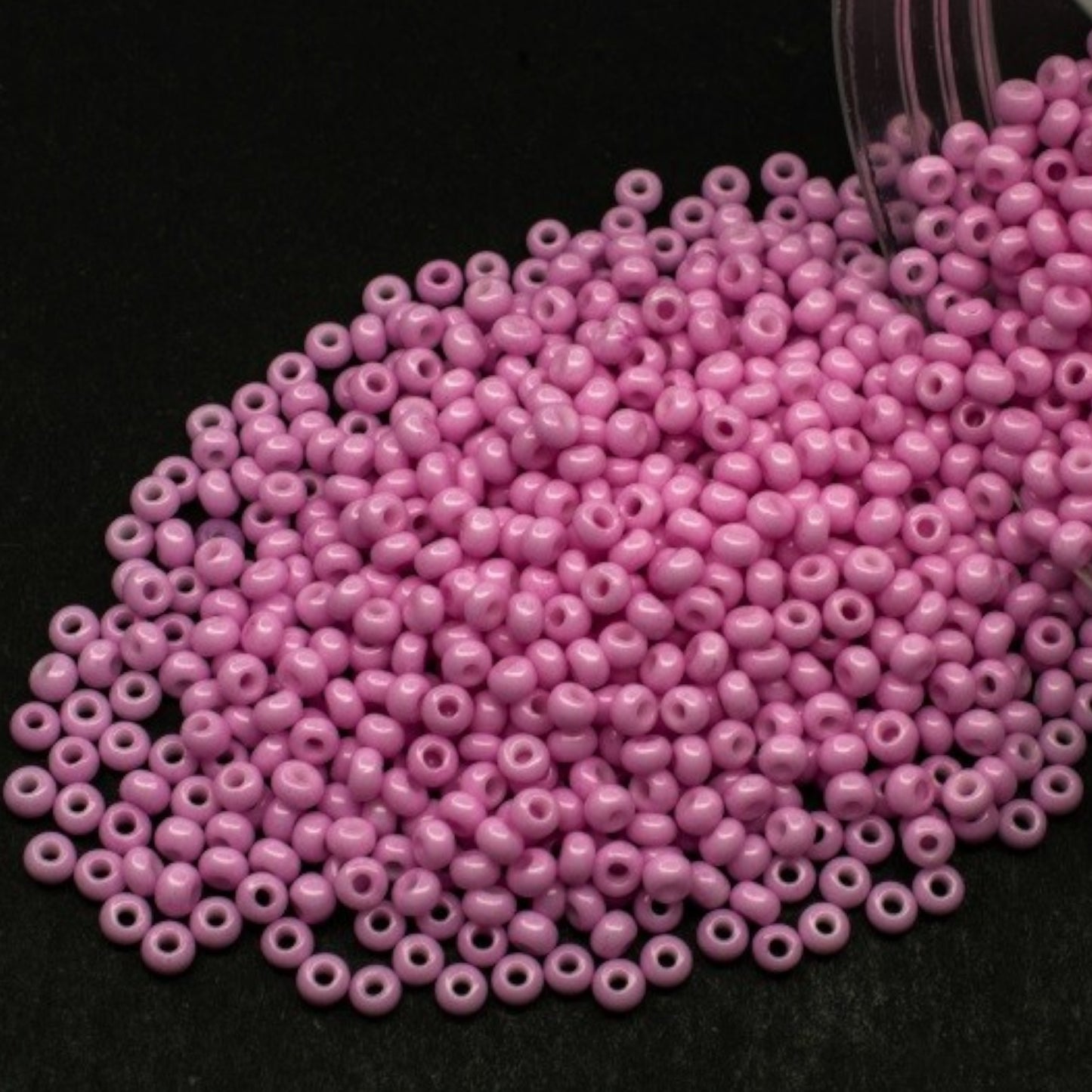 6/0 03692 Preciosa Чешский стеклянный бисер Рокайль 4.1mm. Мелово-розовый.