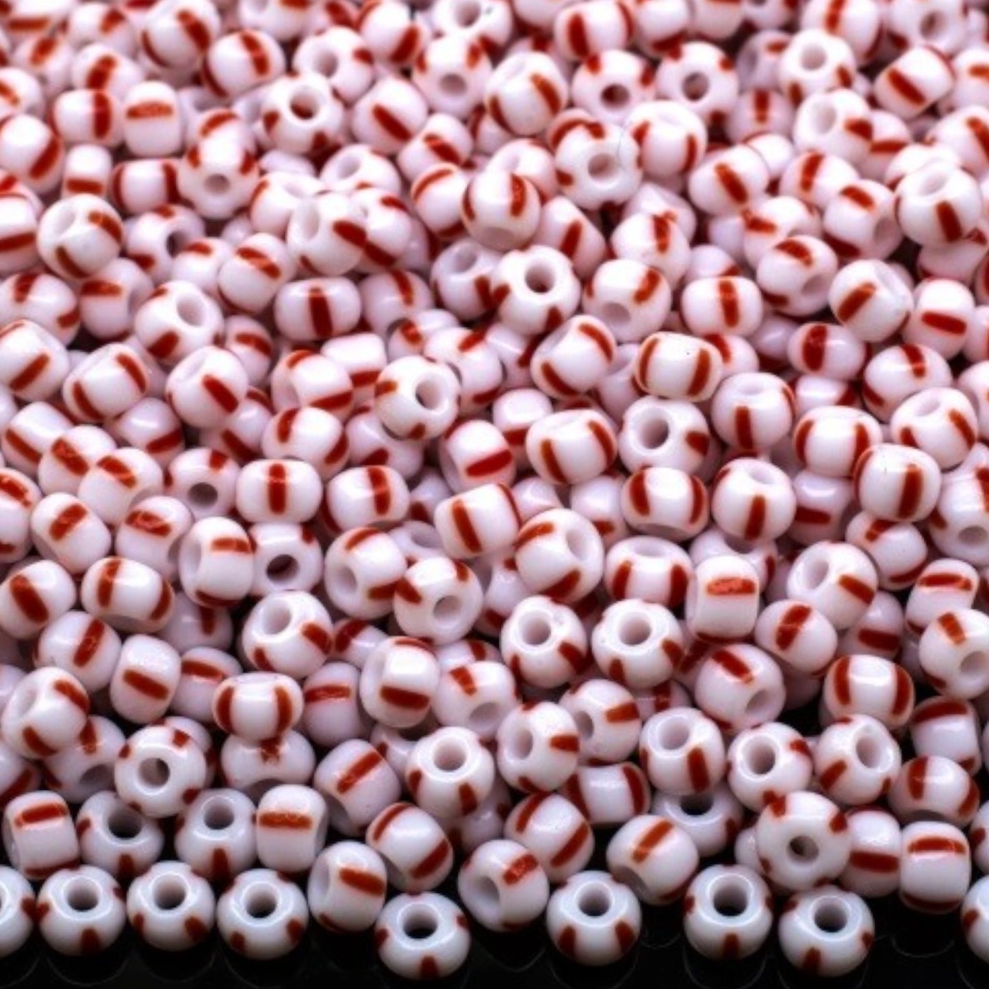 6/0 03890 Preciosa Cuentas de Semilla (Abalorios / Mostacillas) Checas de Vidrio Rocallas 4.1mm. Opaco Rojo a Rayas.