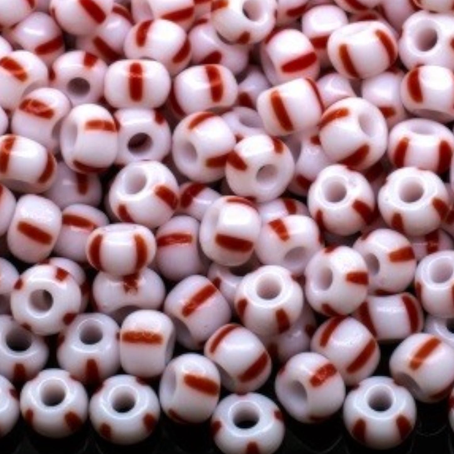 6/0 03890 Preciosa Cuentas de Semilla (Abalorios / Mostacillas) Checas de Vidrio Rocallas 4.1mm. Opaco Rojo a Rayas.