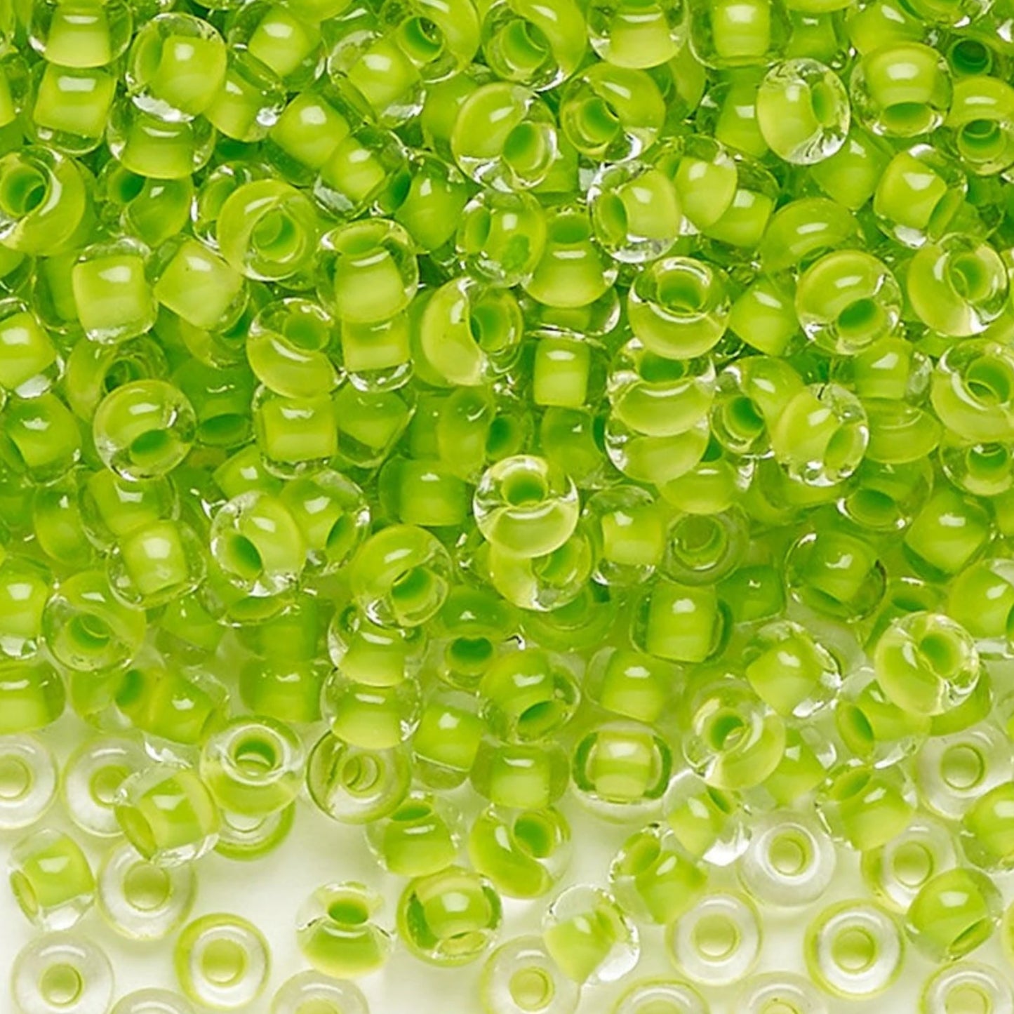 6/0 08A54 Preciosa Czech Glass Koraliki Rocailles 4.1mm. Kryształ terra intensywna zielona powłoka.