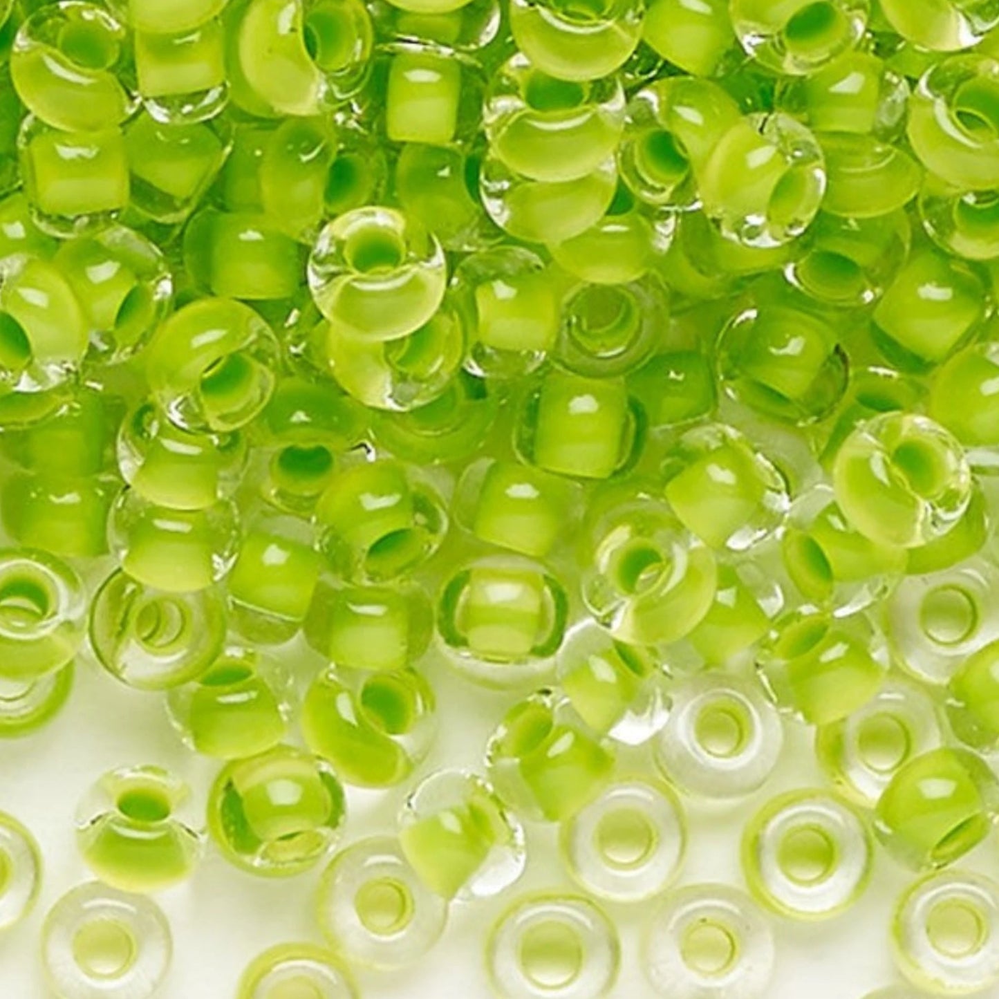 6/0 08A54 Preciosa Czech Glass Koraliki Rocailles 4.1mm. Kryształ terra intensywna zielona powłoka.