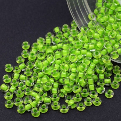 10/0 08A54 Preciosa Cseh Üveg Magtartalmú Gyöngyök (Kásagyöngy) Rocailles 2.3mm. Terra Intensiv Lined - Zöld.