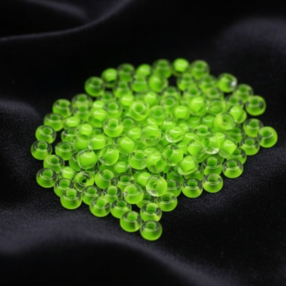 10/0 08A54 Preciosa Cseh Üveg Magtartalmú Gyöngyök (Kásagyöngy) Rocailles 2.3mm. Terra Intensiv Lined - Zöld.