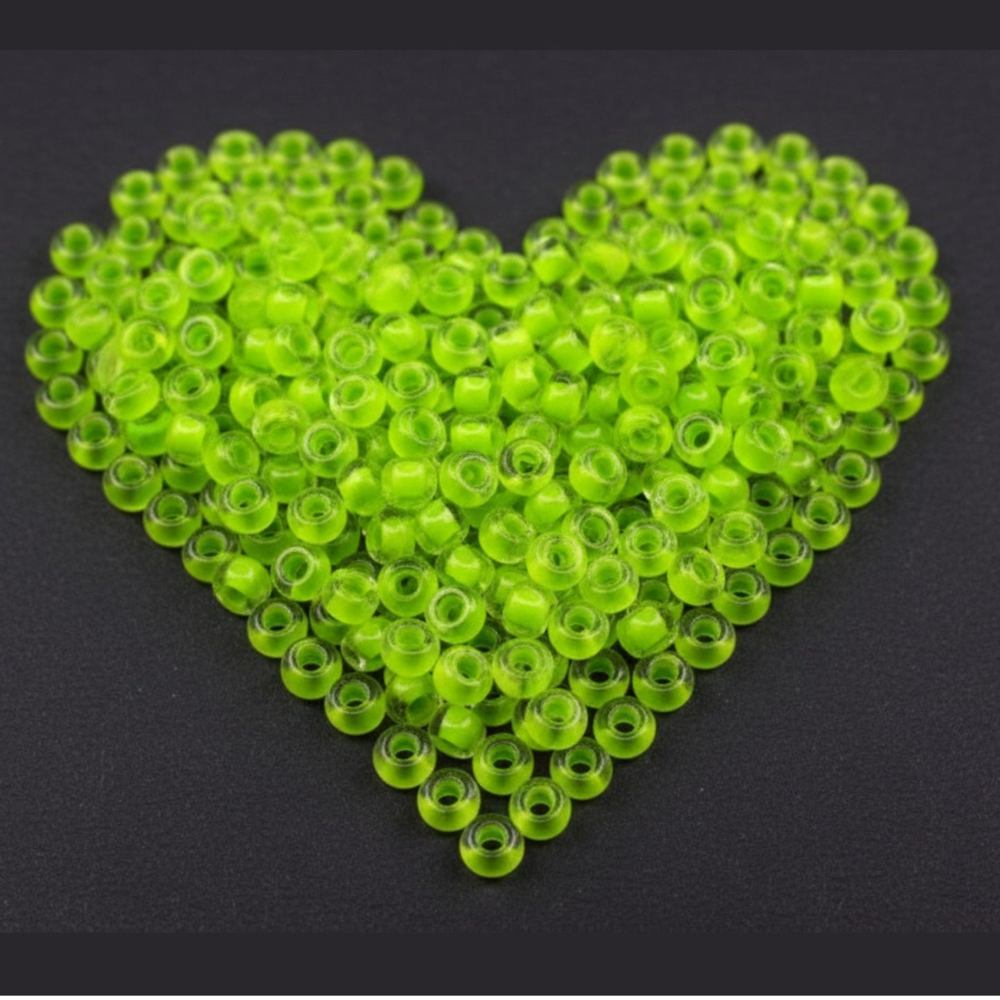 10/0 08A54 Preciosa Cseh Üveg Magtartalmú Gyöngyök (Kásagyöngy) Rocailles 2.3mm. Terra Intensiv Lined - Zöld.