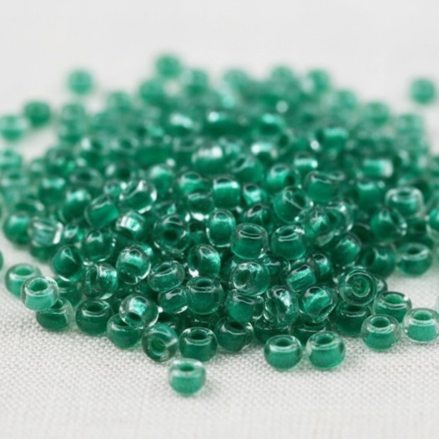 10/0 08A58 Preciosa Czech Glass Seed Beads Rocailles 2.3mm. Terra Intensiv Lined - Green.