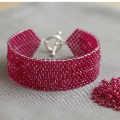 10/0 08A77 Preciosa Czech Glass Seed Beads Rocailles 2.3mm. Terra Intensiv Lined - Pink.