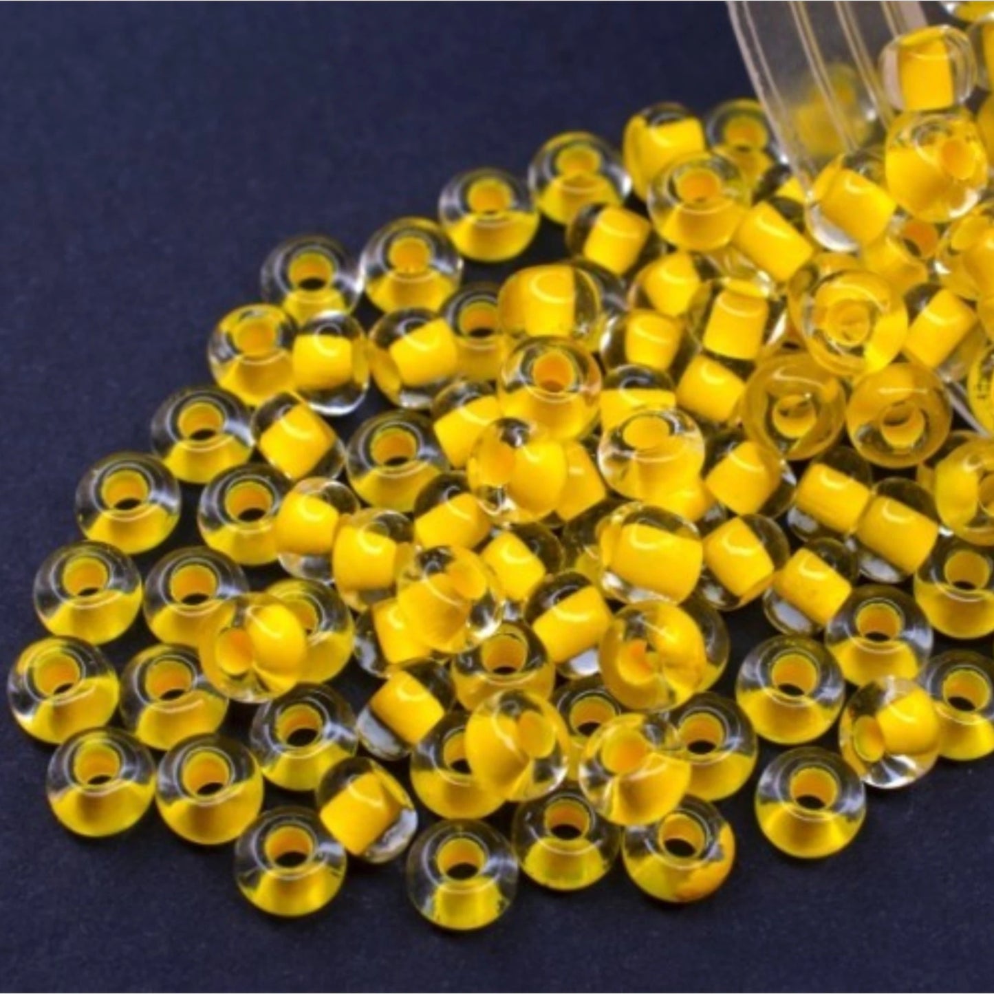 6/0 08A86 Preciosa Czech Glass Koraliki Rocailles 4.1mm. Kryształowe terra intensywne żółte wykończenie.