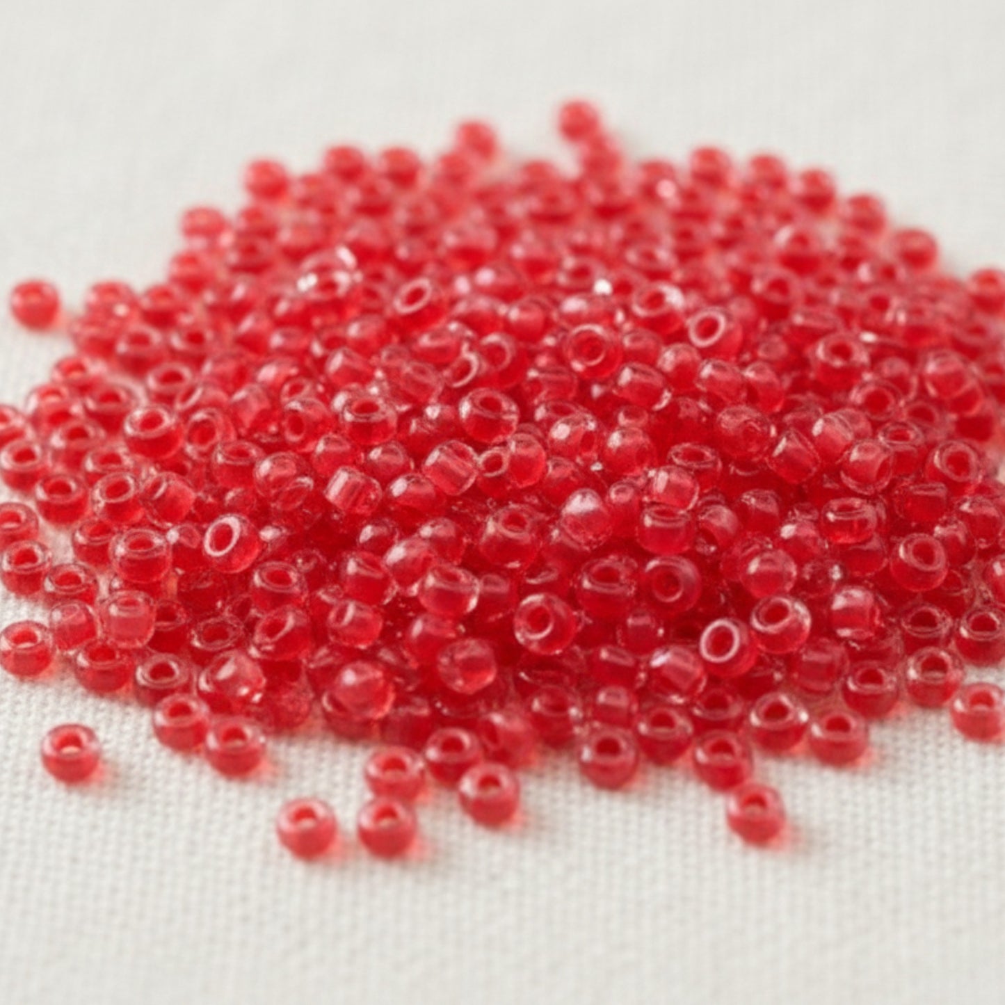 10/0 08A98 Preciosa Czech Glass Seed Beads Rocailles 2.3mm. Terra Intensiv Lined - Red.