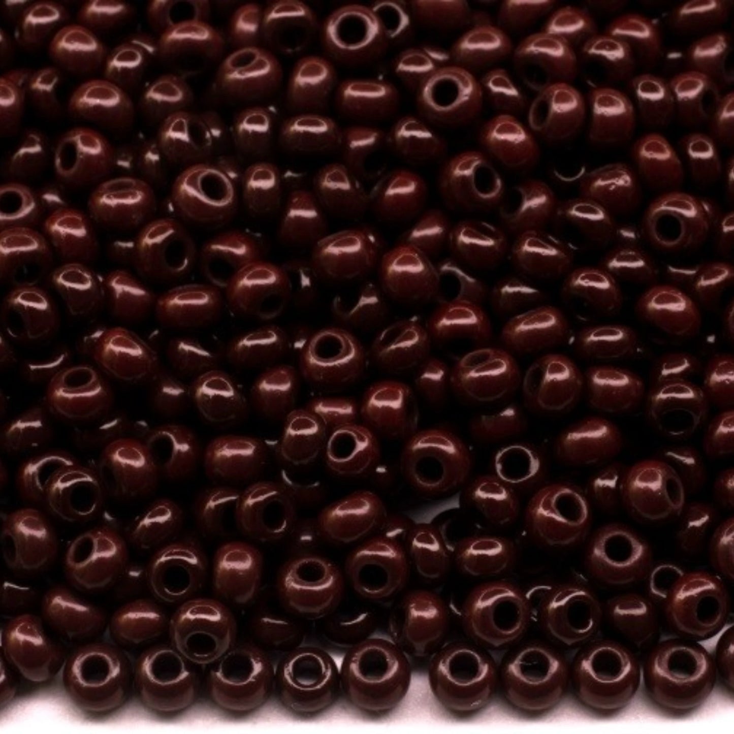 6/0 13780 Mărgele din sticlă cehă Preciosa Rocaille 4,1 mm. Maro opac natural.