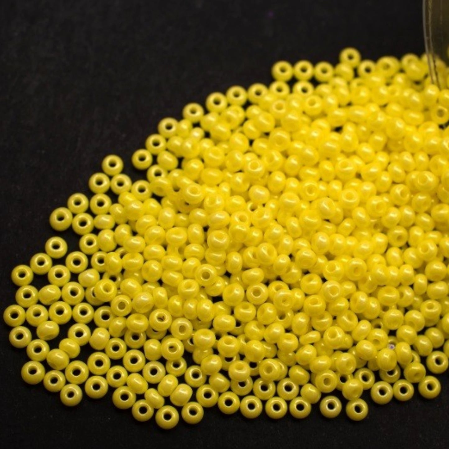 10/0 16186 Preciosa Seed Beads. Chalk Yellow.