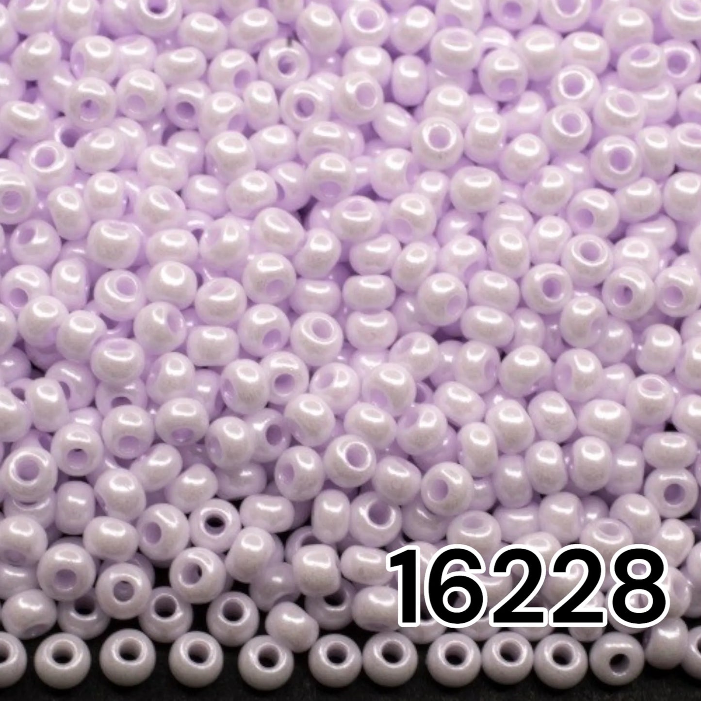 16228 Tschechische Rocailles PRECIOSA rund 10/0 weiß lila. Kreide - Terra Pearl.