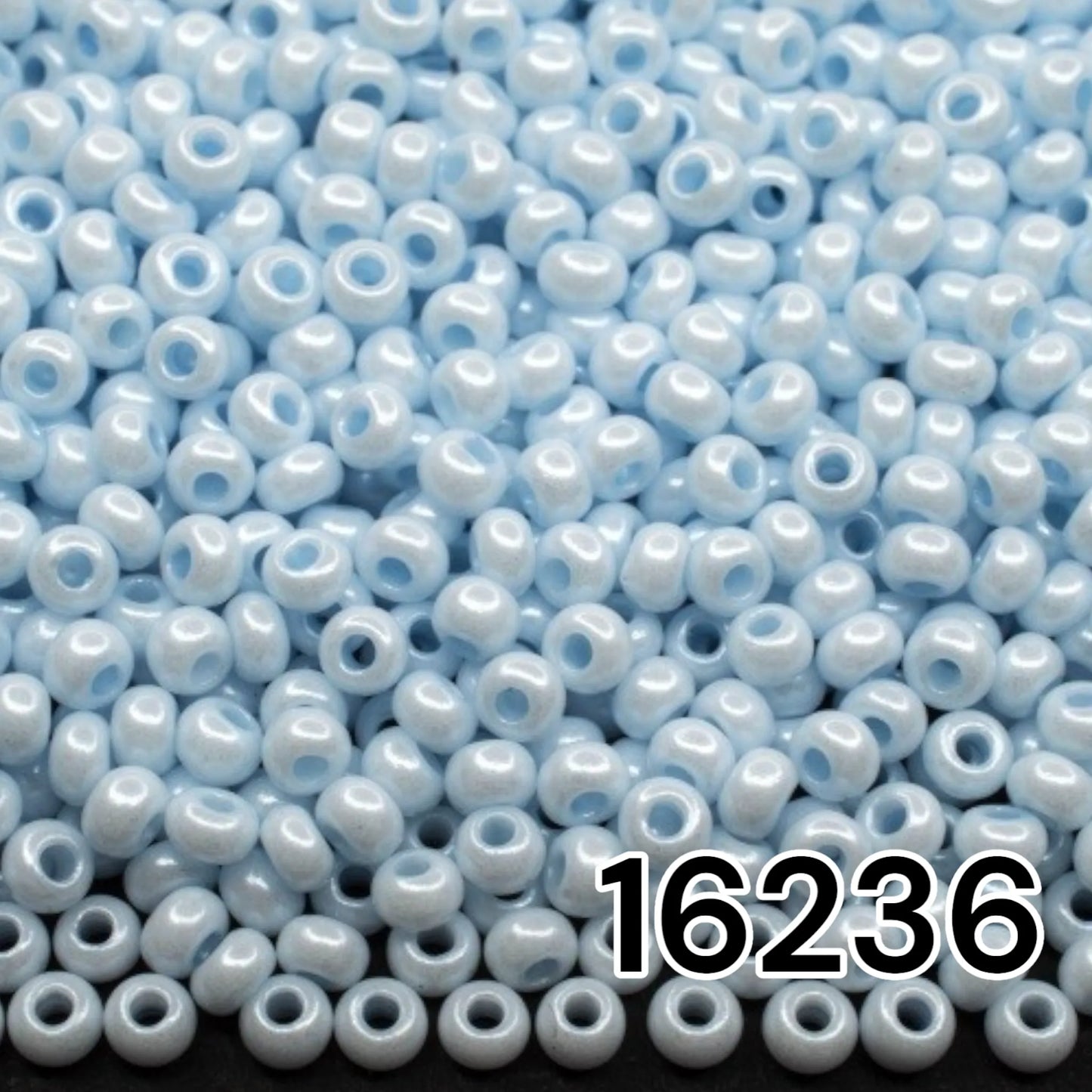 16236 Rocailles tchèques PRECIOSA rondes 10/0 bleu clair. Craie - Terra Pearl.