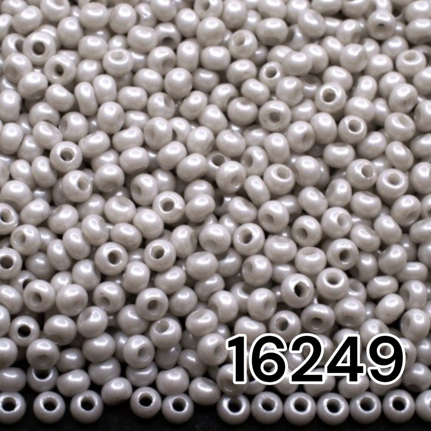 16249 Rocailles tchèques PRECIOSA rondes 10/0 gris. Craie - Terra Pearl.