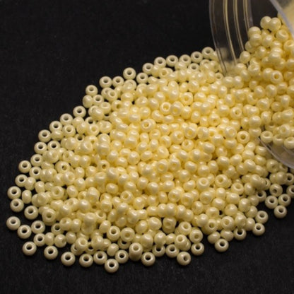 10/0 16286 Preciosa Seed Beads. Chalk Yellow.