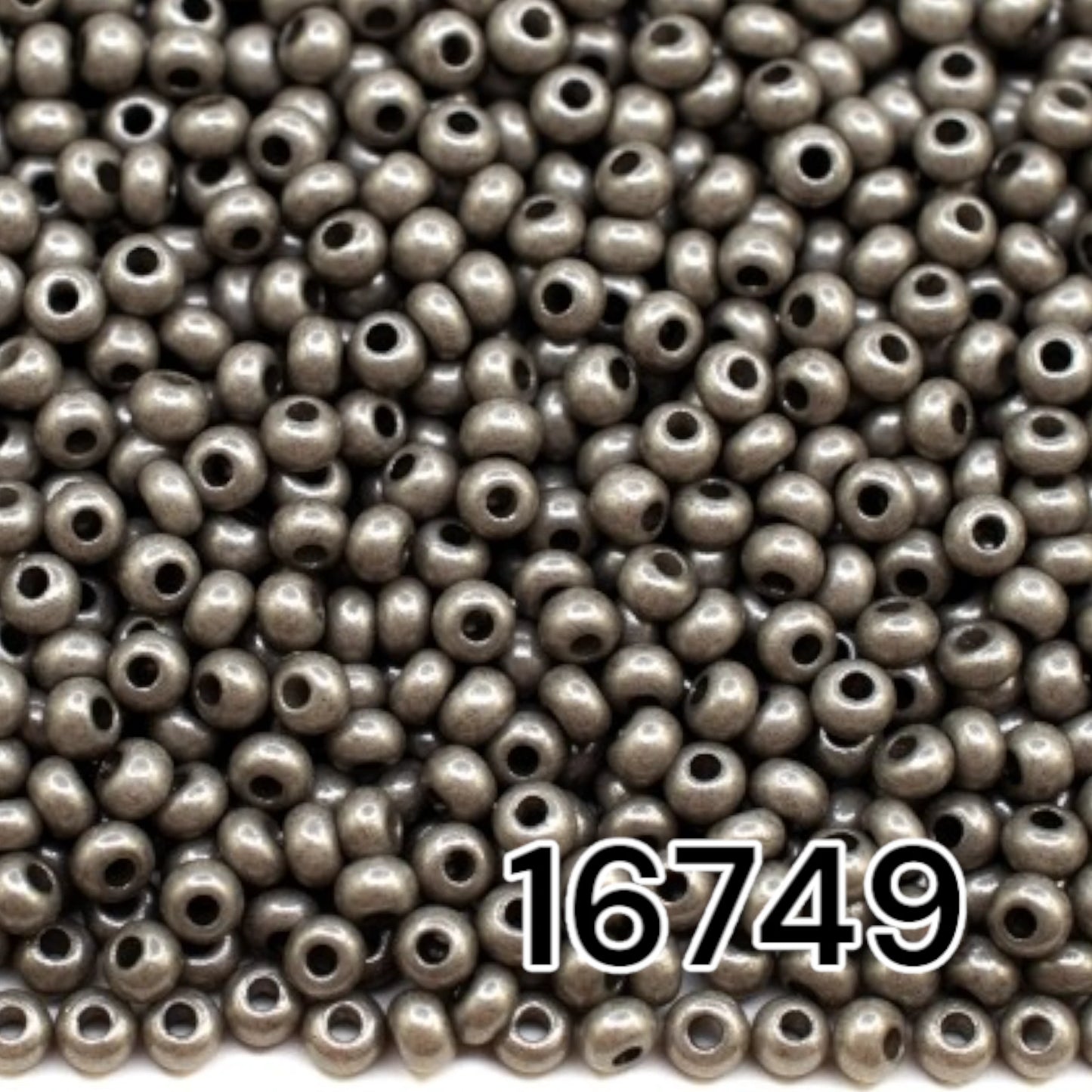 6/0 16749 Preciosa Чехски стъклени Малки Мъниста Рокайли 4.1mm. Креда Металик Сиво.