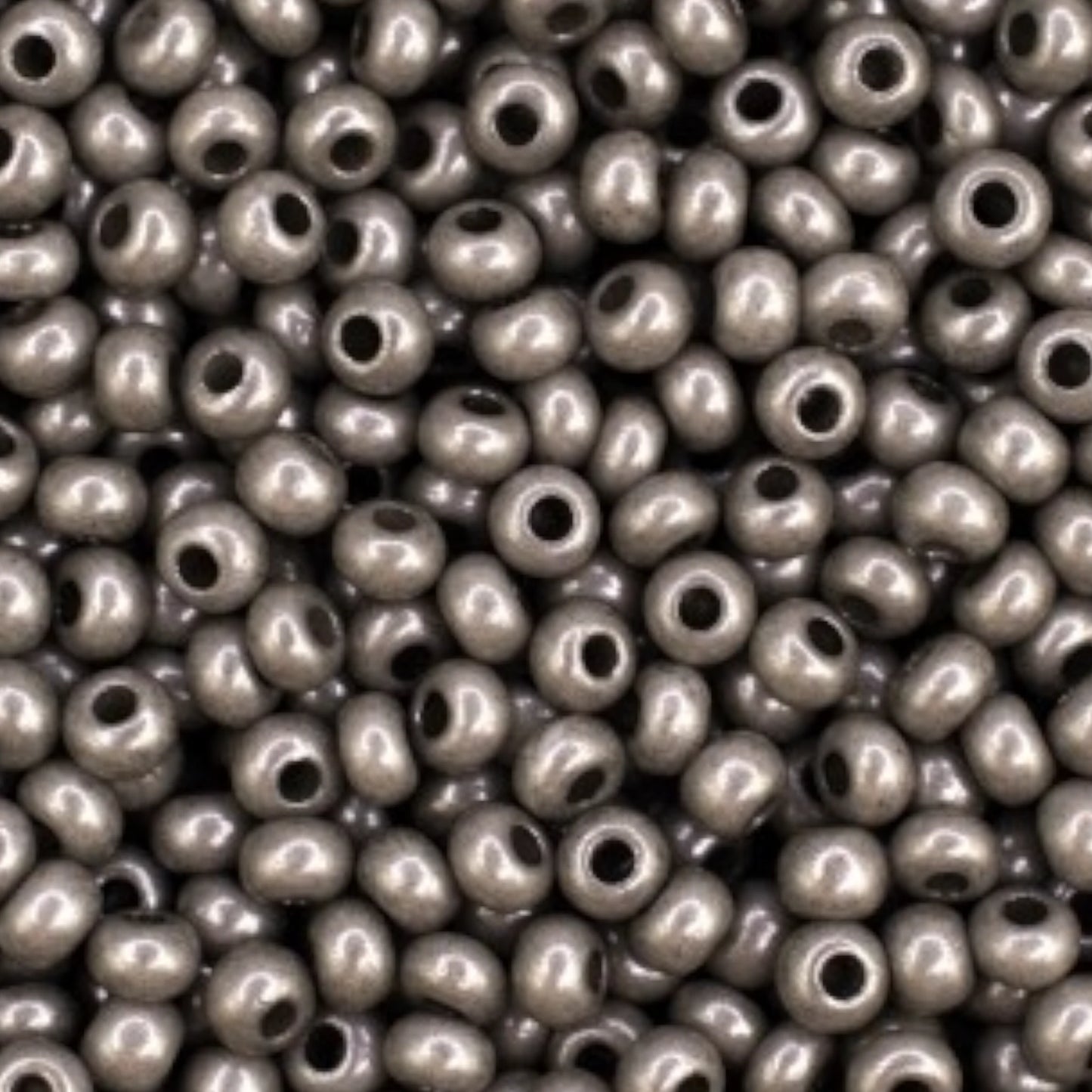 6/0 16749 Preciosa Чехски стъклени Малки Мъниста Рокайли 4.1mm. Креда Металик Сиво.