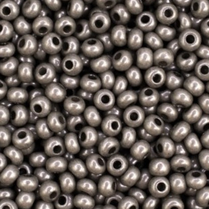 6/0 16749 Preciosa Чехски стъклени Малки Мъниста Рокайли 4.1mm. Креда Металик Сиво.