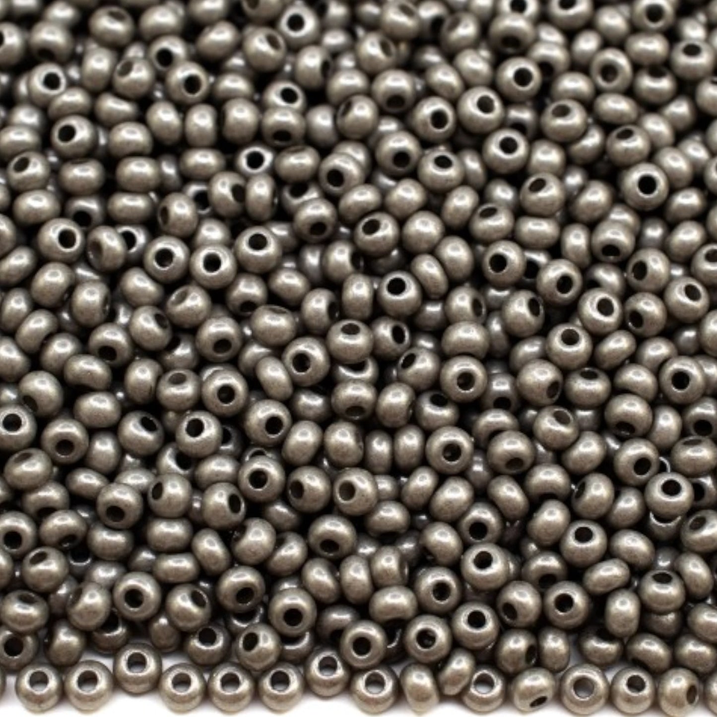 6/0 16749 Preciosa Чехски стъклени Малки Мъниста Рокайли 4.1mm. Креда Металик Сиво.
