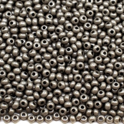 6/0 16749 Preciosa Чехски стъклени Малки Мъниста Рокайли 4.1mm. Креда Металик Сиво.