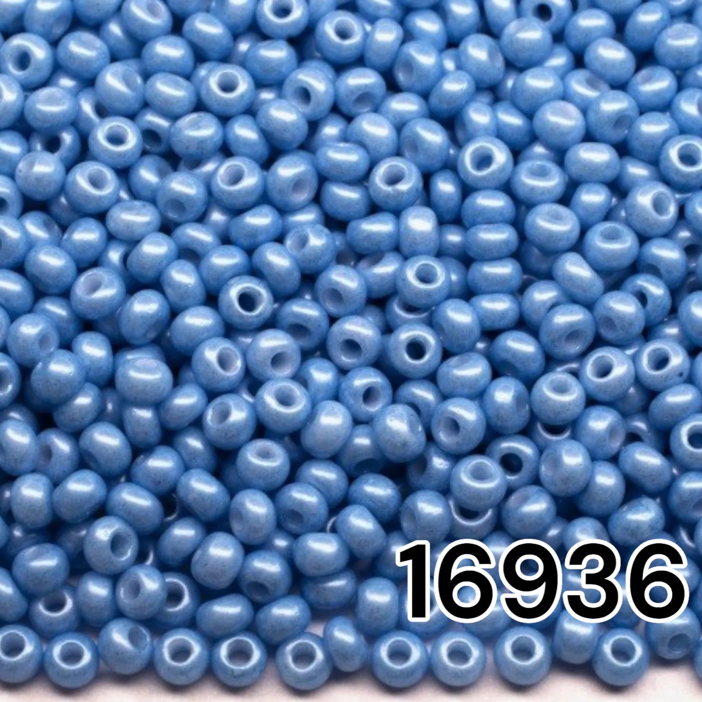 16936 Tschechische Rocailles PRECIOSA rund 10/0 blau. Kreide - Terra Pearl.