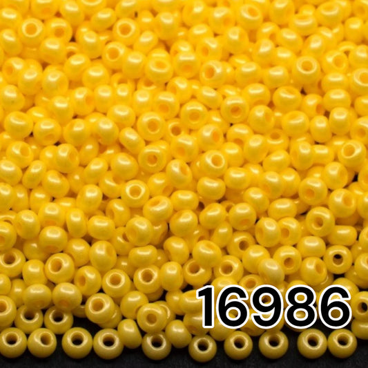 16986 Tschechische Rocailles PRECIOSA rund 10/0 gelb. Kreide - Terra Pearl.