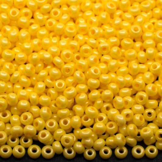 10/0 16986 Preciosa Tsjekkiske glass små perler Rocailleperler 2.3mm. Krittgul.