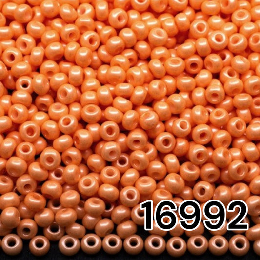 16992 Rocailles tchèques PRECIOSA rondes 10/0 orange pêche. Craie - Terra Pearl.