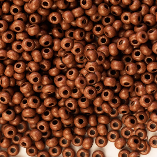 10/0 16A19 matte Preciosa Tsjekkiske glass små perler rocailleperler 2.3mm. Krittbrun.