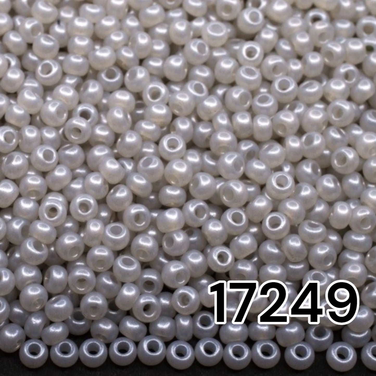 17249 Rocailles tchèques PRECIOSA rondes 10/0 gris. Albâtre - Terra Pearl.
