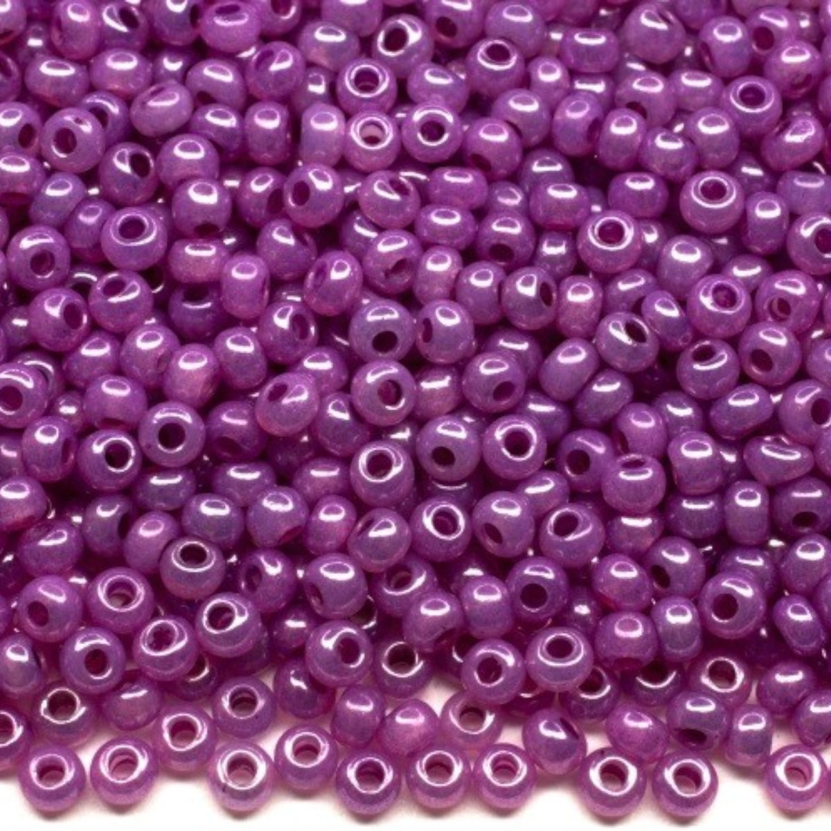 10/0 17325 Preciosa czeskie szklane Koraliki Rocailles 2.3mm. Ceylon fioletowy alabastrowy biały połysk - barwione Terra.