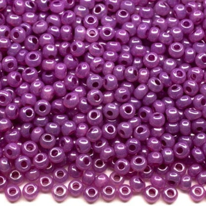 10/0 17325 Preciosa czeskie szklane Koraliki Rocailles 2.3mm. Ceylon fioletowy alabastrowy biały połysk - barwione Terra.