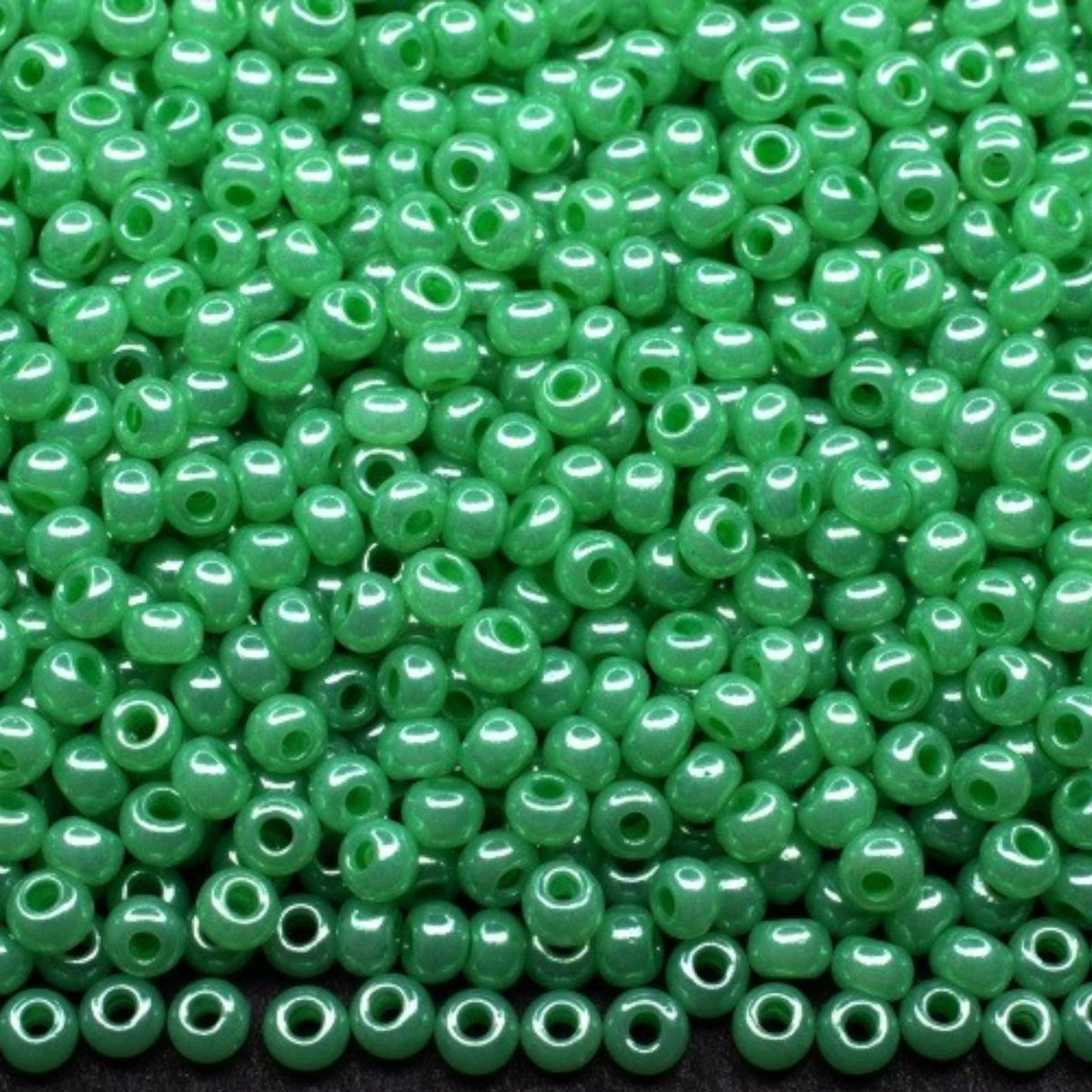 10/0 17356 Preciosa Missangas/Miçangas Pequenas (contas miúdas) de Vidro Checo Rocaille 2.3mm. Verde Ceylon, Branco Alabastro com Brilho - Tingido Terra.
