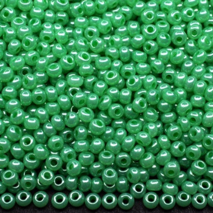 10/0 17356 Preciosa Missangas/Miçangas Pequenas (contas miúdas) de Vidro Checo Rocaille 2.3mm. Verde Ceylon, Branco Alabastro com Brilho - Tingido Terra.