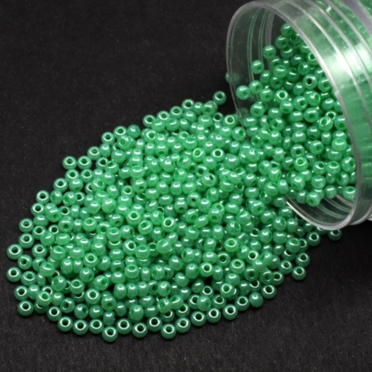 10/0 17356 Preciosa Missangas/Miçangas Pequenas (contas miúdas) de Vidro Checo Rocaille 2.3mm. Verde Ceylon, Branco Alabastro com Brilho - Tingido Terra.