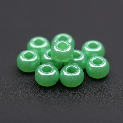 10/0 17356 Preciosa Missangas/Miçangas Pequenas (contas miúdas) de Vidro Checo Rocaille 2.3mm. Verde Ceylon, Branco Alabastro com Brilho - Tingido Terra.
