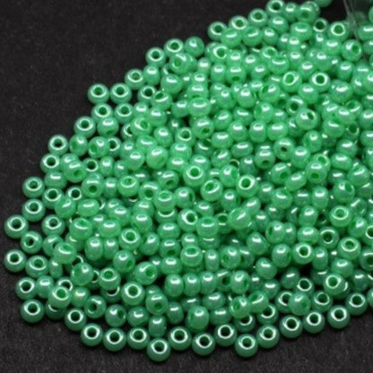 10/0 17356 Preciosa Missangas/Miçangas Pequenas (contas miúdas) de Vidro Checo Rocaille 2.3mm. Verde Ceylon, Branco Alabastro com Brilho - Tingido Terra.