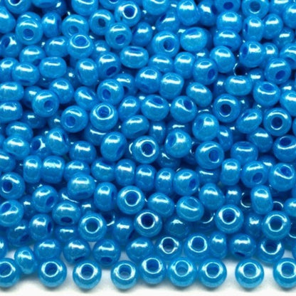 10/0 17365 Preciosa Perles de Rocaille en verre tchèque 2.3mm. Bleu Ceylan, blanc albâtre, lustre - teintées Terra.