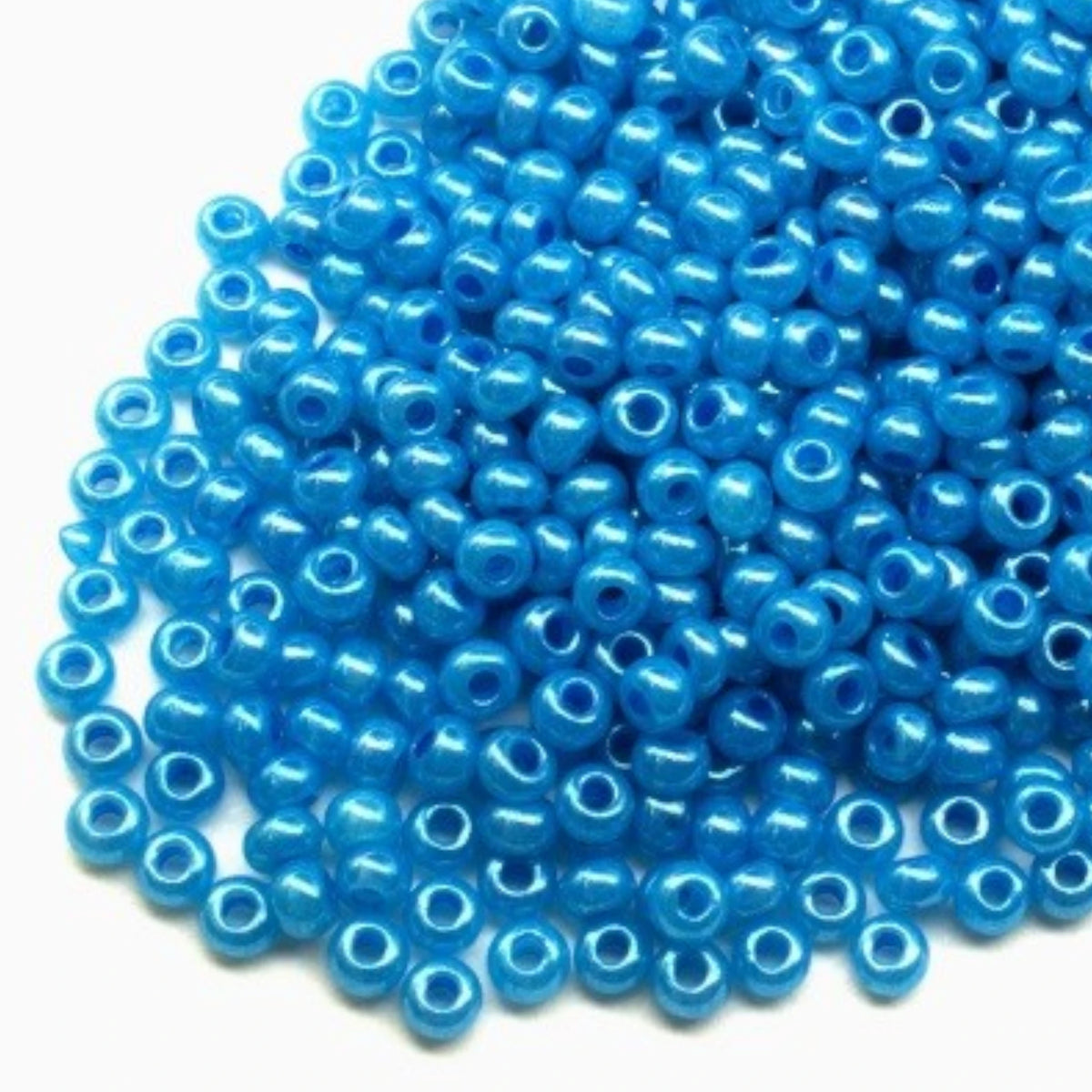 10/0 17365 Preciosa Perles de Rocaille en verre tchèque 2.3mm. Bleu Ceylan, blanc albâtre, lustre - teintées Terra.