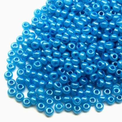 10/0 17365 Preciosa Perles de Rocaille en verre tchèque 2.3mm. Bleu Ceylan, blanc albâtre, lustre - teintées Terra.