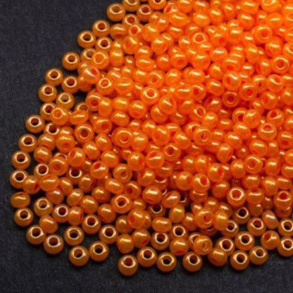 10/0 17389 Preciosa czeskie szklane Koraliki Rocailles 2.3mm. Ceylon pomarańczowy alabastrowa biel z połyskiem – barwione Terra.