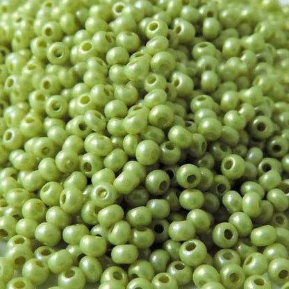 10/0 17486 Preciosa Missangas/Miçangas Pequenas (contas miúdas) de vidro checo Rocaille 2.3mm. Alabastro tingido verde metálico, arco-íris..