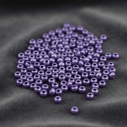 10/0 17528 Preciosa Perles de Rocaille en verre tchèque 2.3mm. Violet métallisé teinté Alabaster, Sfinx.