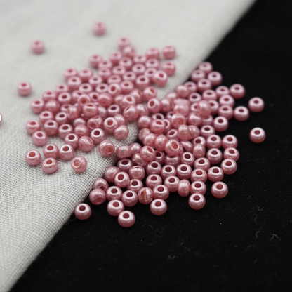 10/0 17598 Preciosa tjekkiske glasperler Rocailles 2.3mm. Pink metallisk farvet alabaster, Sfinx.