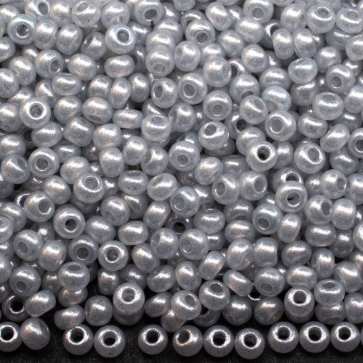 10/0 17708 Preciosa Perline di vetro ceche Rocaille 2.3mm. Alabastro tinto effetto metallico argento.