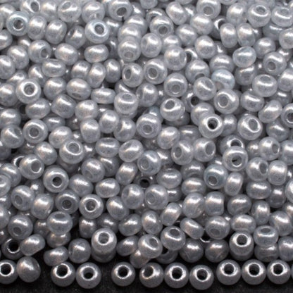 10/0 17708 Preciosa Perline di vetro ceche Rocaille 2.3mm. Alabastro tinto effetto metallico argento.