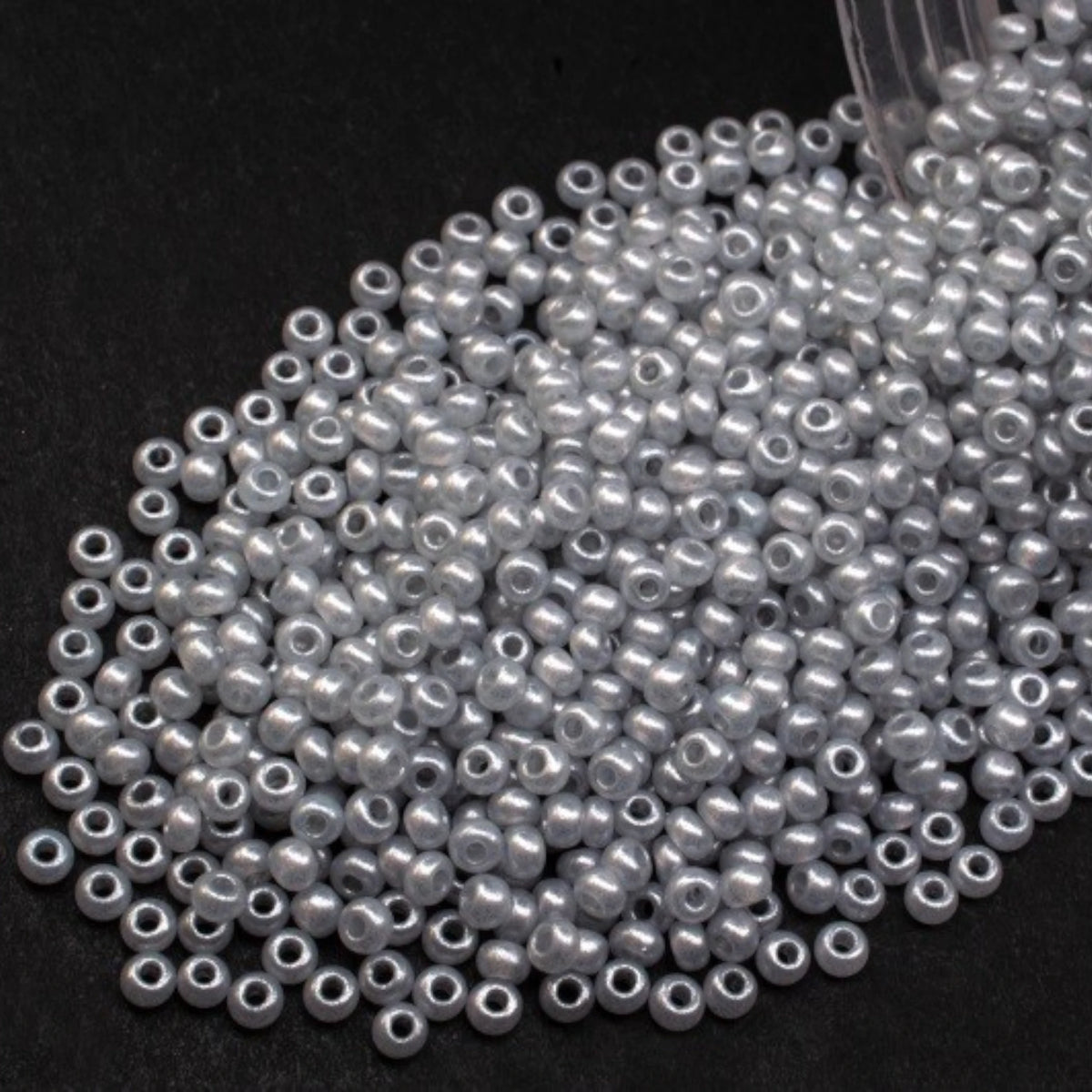 10/0 17708 Preciosa Perline di vetro ceche Rocaille 2.3mm. Alabastro tinto effetto metallico argento.